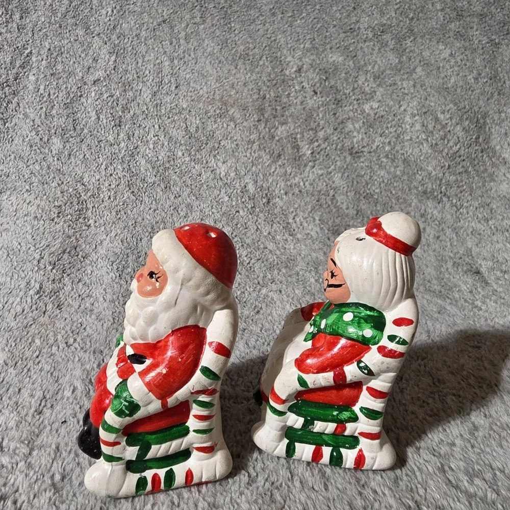 Vtg Santa & Mrs. Claus Ceramic Christmas Salt & Pepper Shakers '60s-style Taiwan